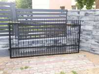 Brama wjazdowa jednoskrzydłowa z furtką (Augustów)