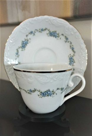 Chávena Chá + Pires Brancos Flores Azuis Frisos Dourados SPAL Portugal