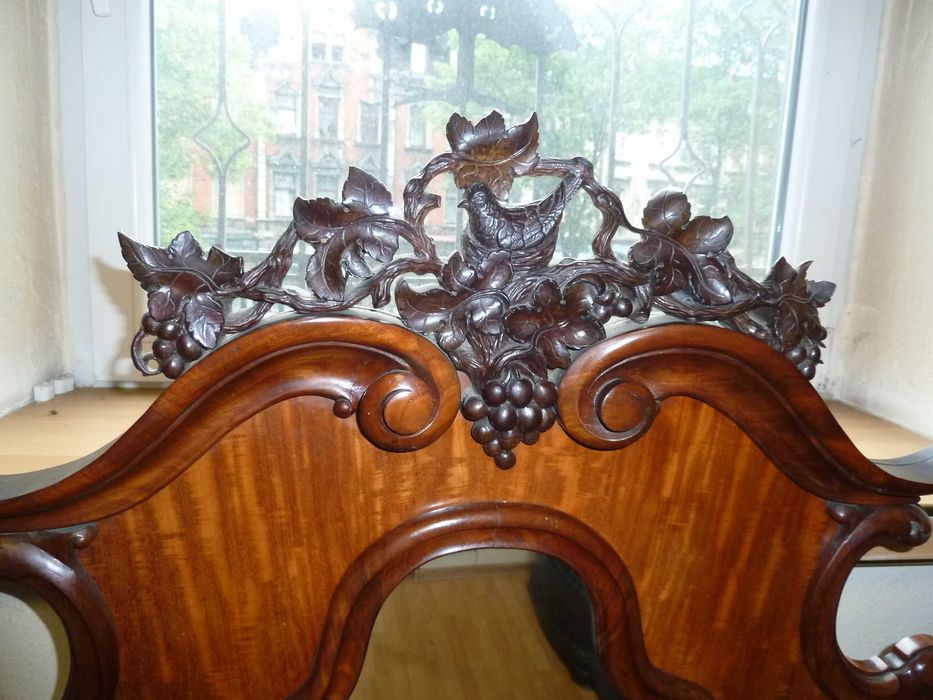 Ozdobna neobarokowa komoda z lustrem z początku XX w