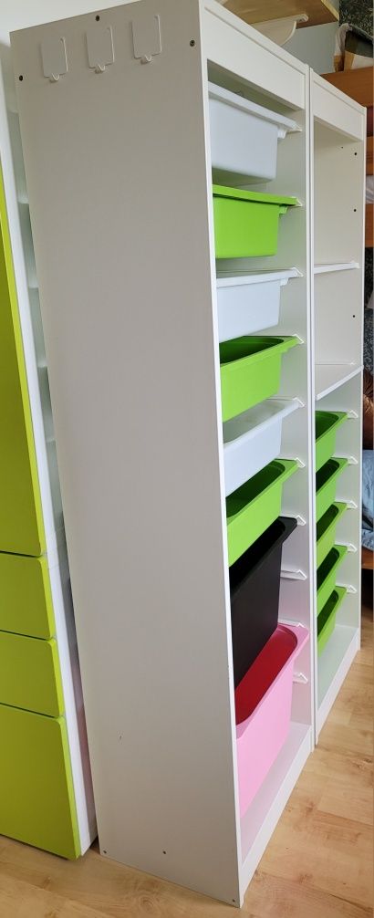 Dwa regały z pojemnikami i półkami Trofast
