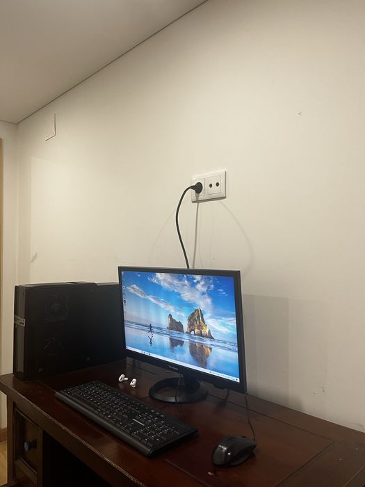 Computador completo. Ecrã, teclado e rato