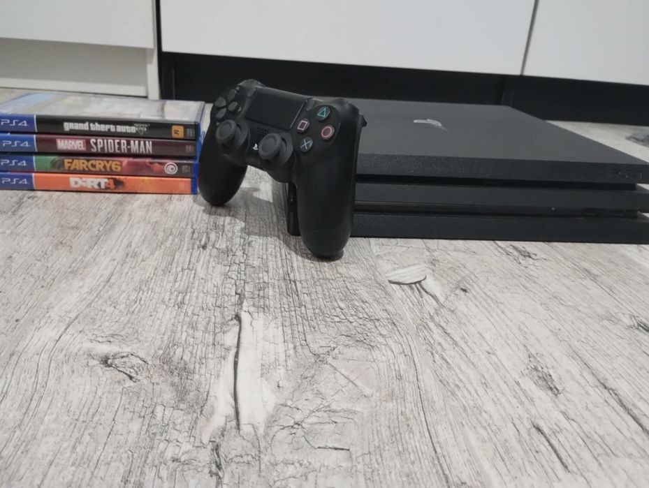 Sprzedam Playstation PS4 pro z grami