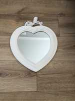 Białe lustro w kształcie serca, rustykalne