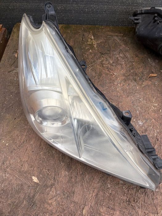 Lampa przednia Toyota Prius Plus przed lift prawa