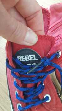 Rebel 27, czerwone trampki
