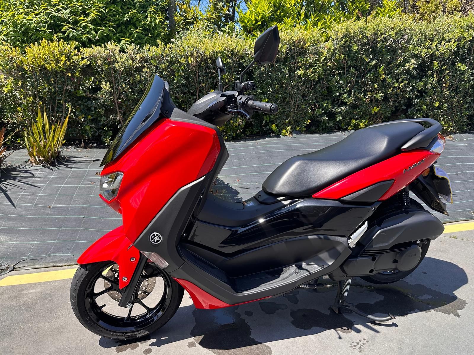 Nmax 125, com um ano de garantia de fábrica.