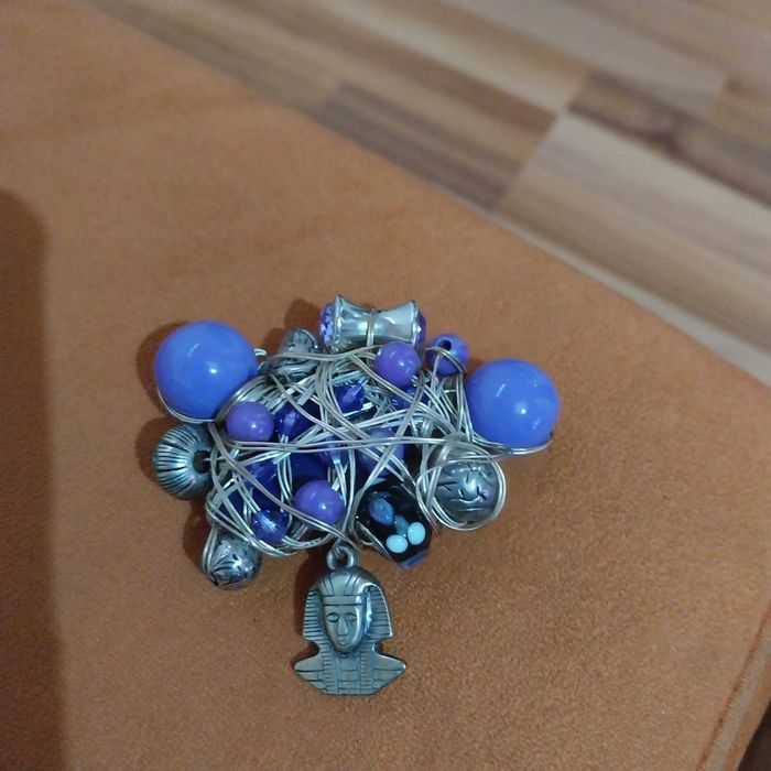 Relógio a funcionar azul e alfinete originais