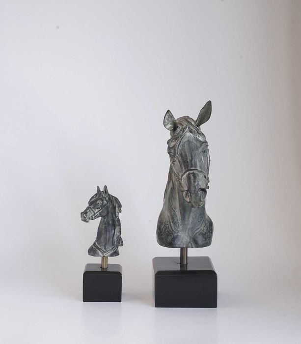 Conjunto de esculturas decorativas - cabeças de cavalo