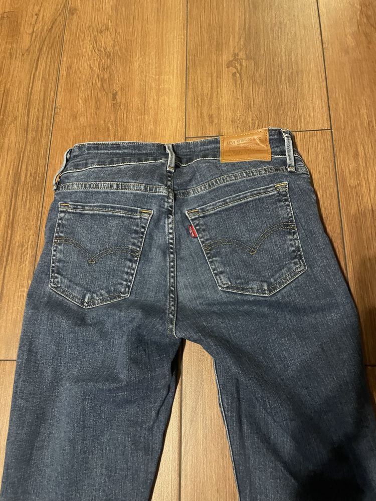 Spodnie Levis 711 Skinny Jeansy Slim Fit  rozmiar 26/30 raz założone