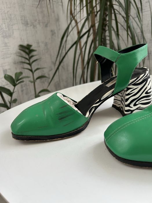 Яскраві туфлі на зручному блочному каблуку