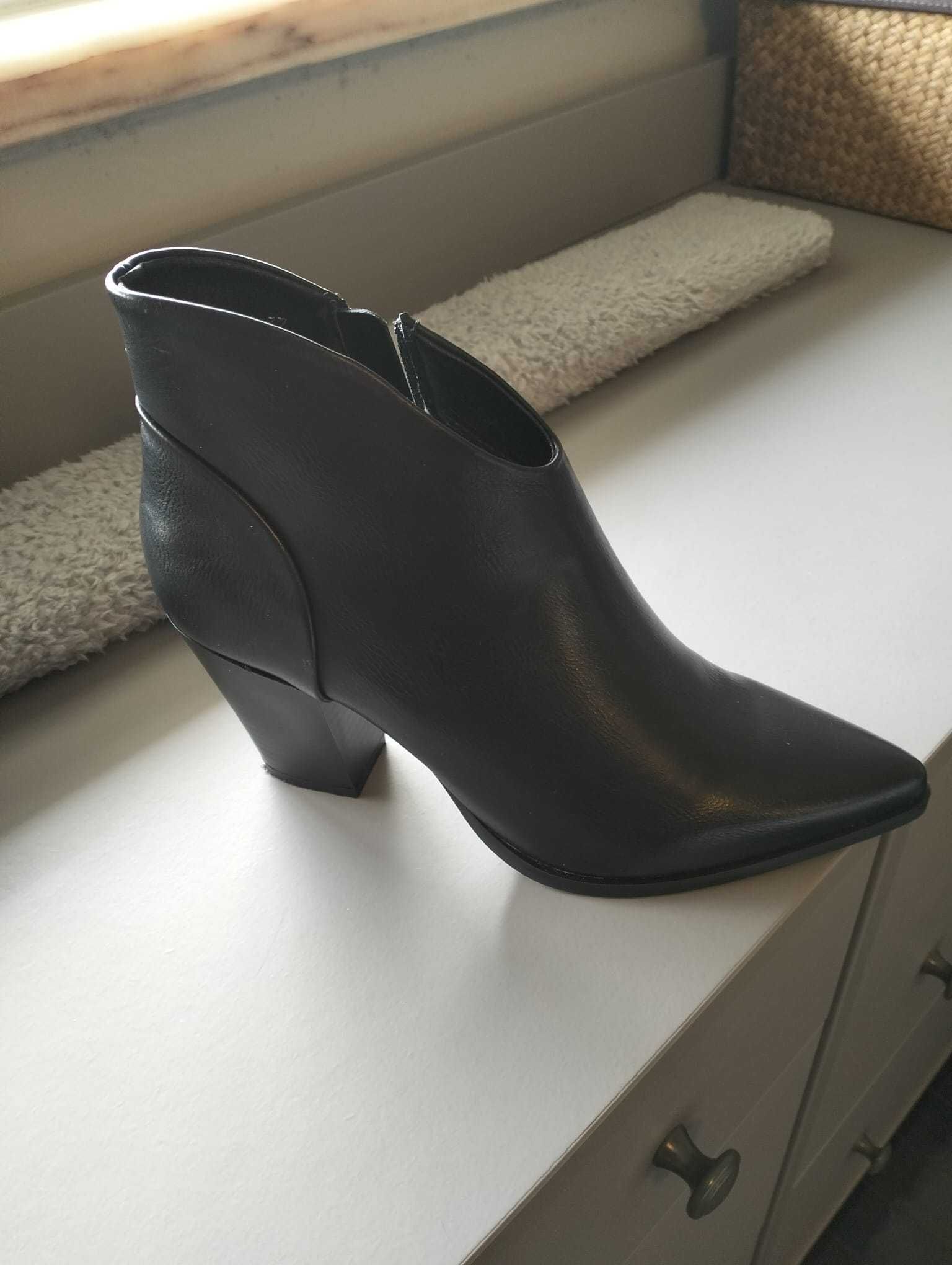 Bota de senhora cano baixo ou botins.