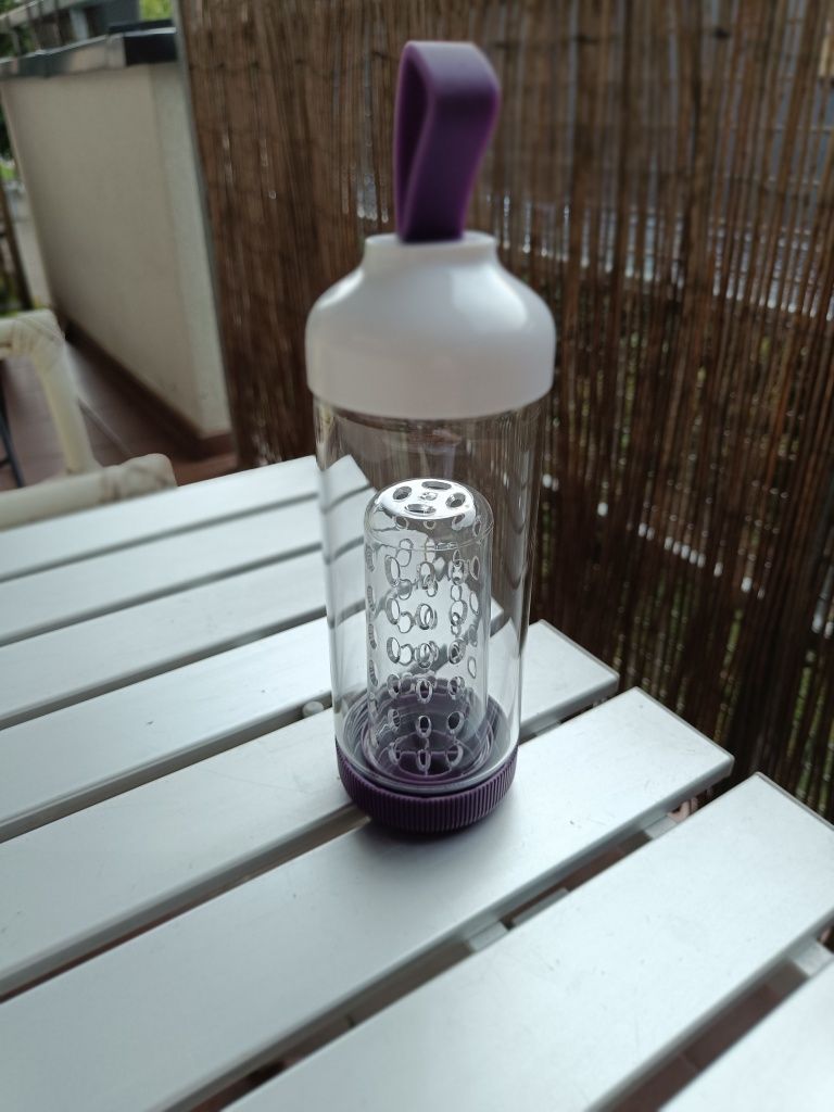 Butelka 480 ml z wkładem na owoce