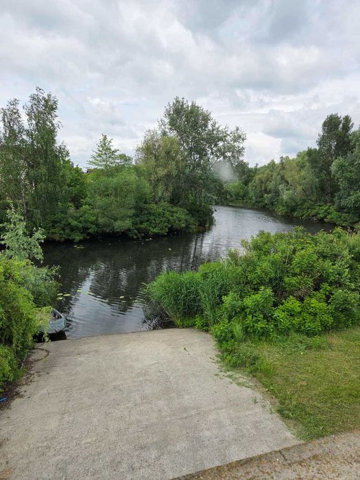 Будинок біля води. Будинок на березі Дніпра.