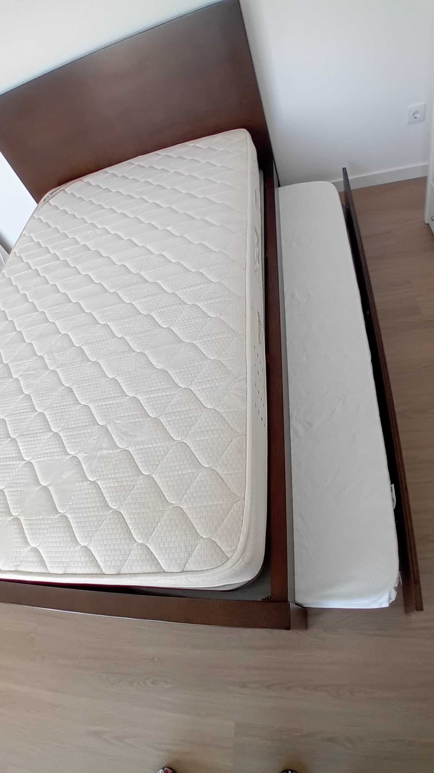 Cama em madeira, gavetas, cama por baixo, estrados e colchões