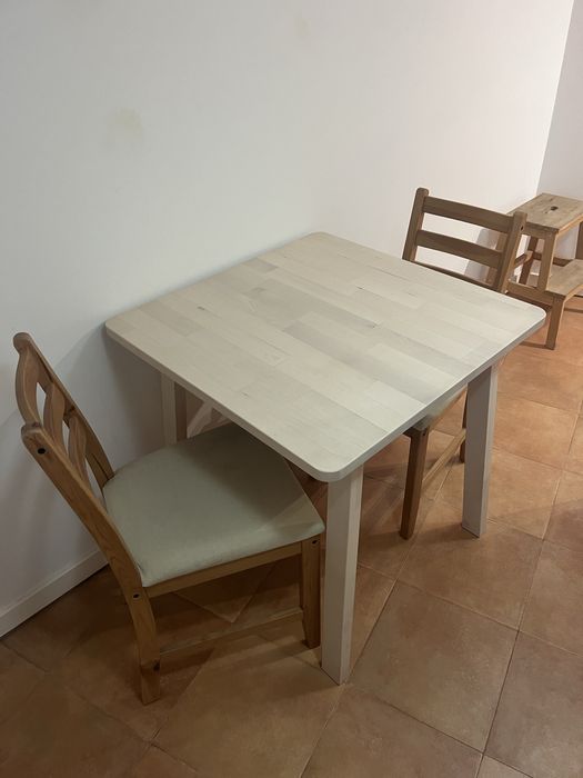 Mesa e duas cadeiras