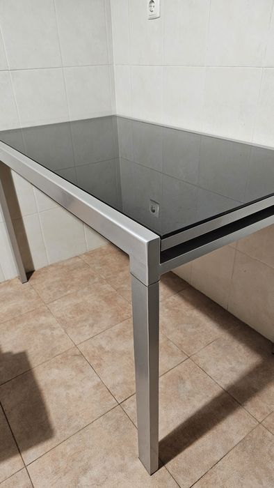 Mesa extensivel em vidro preto fosco