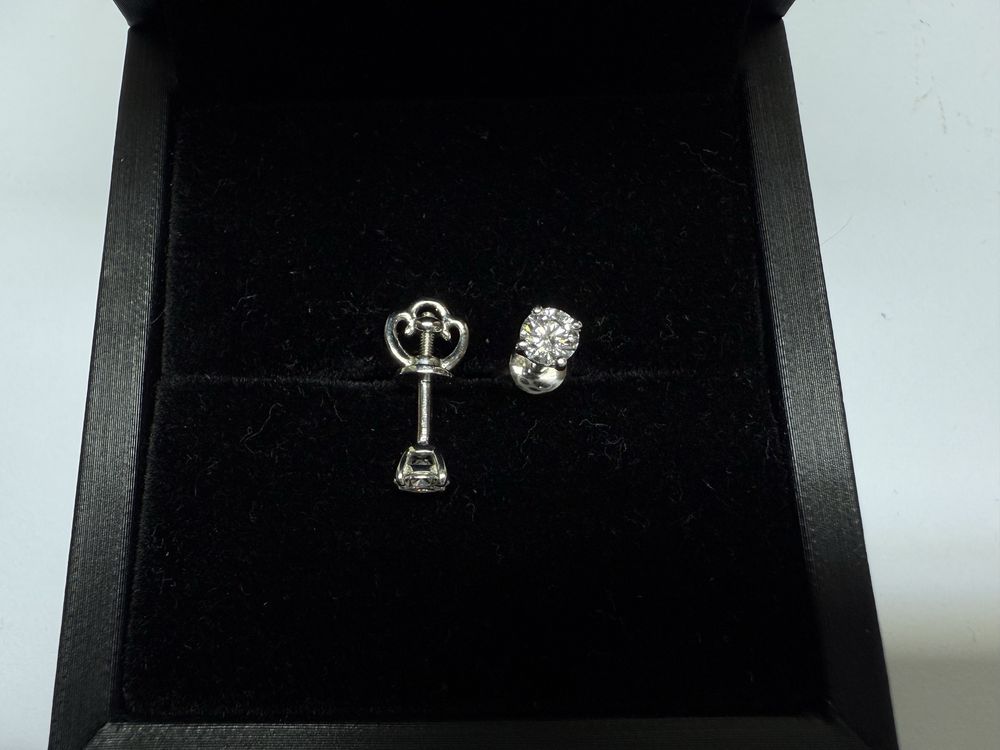 Сережки Tiffany пусеты 750 проба 1.57 грамм, бриллианты 0.48 ct F/VS