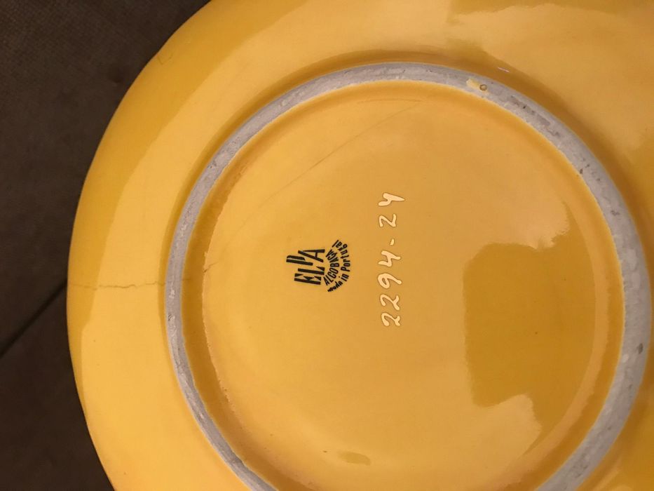 Duas chavenas de chá em louça de Alcobaça com mais de 60 anos