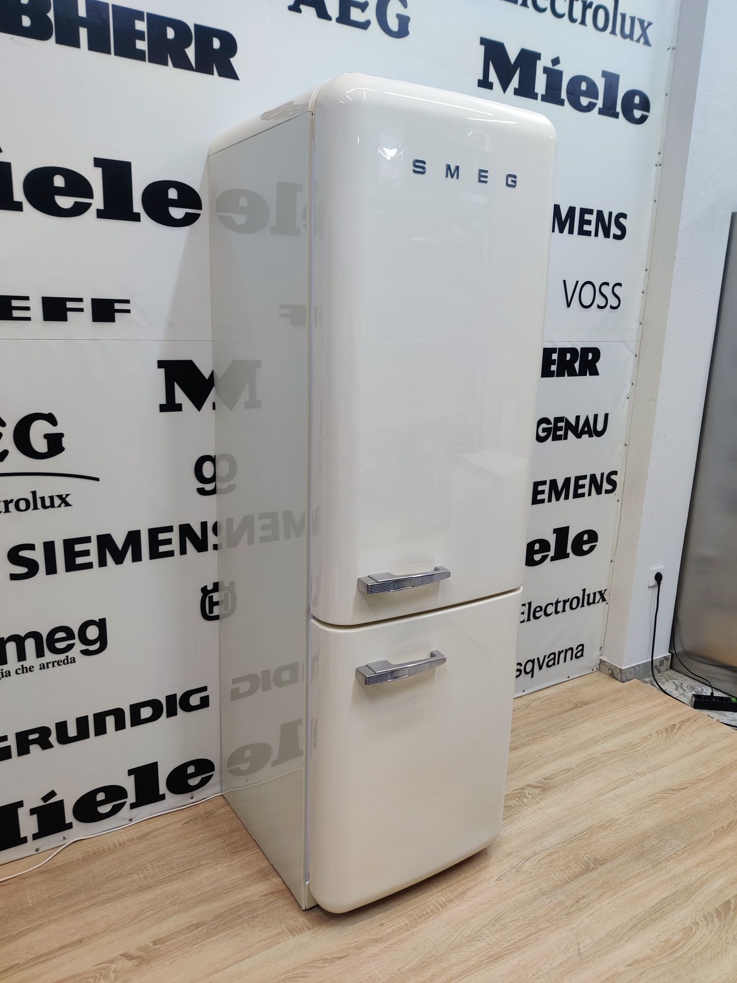 Холодильник SMEG™ Delicate Beige. Бежевый. Супер состояние! Итальянец.