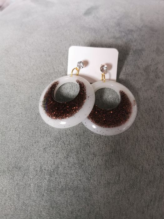 Brincos fios porta chaves