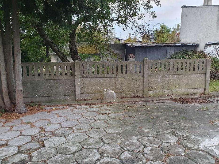 Płot betonowy z płyt