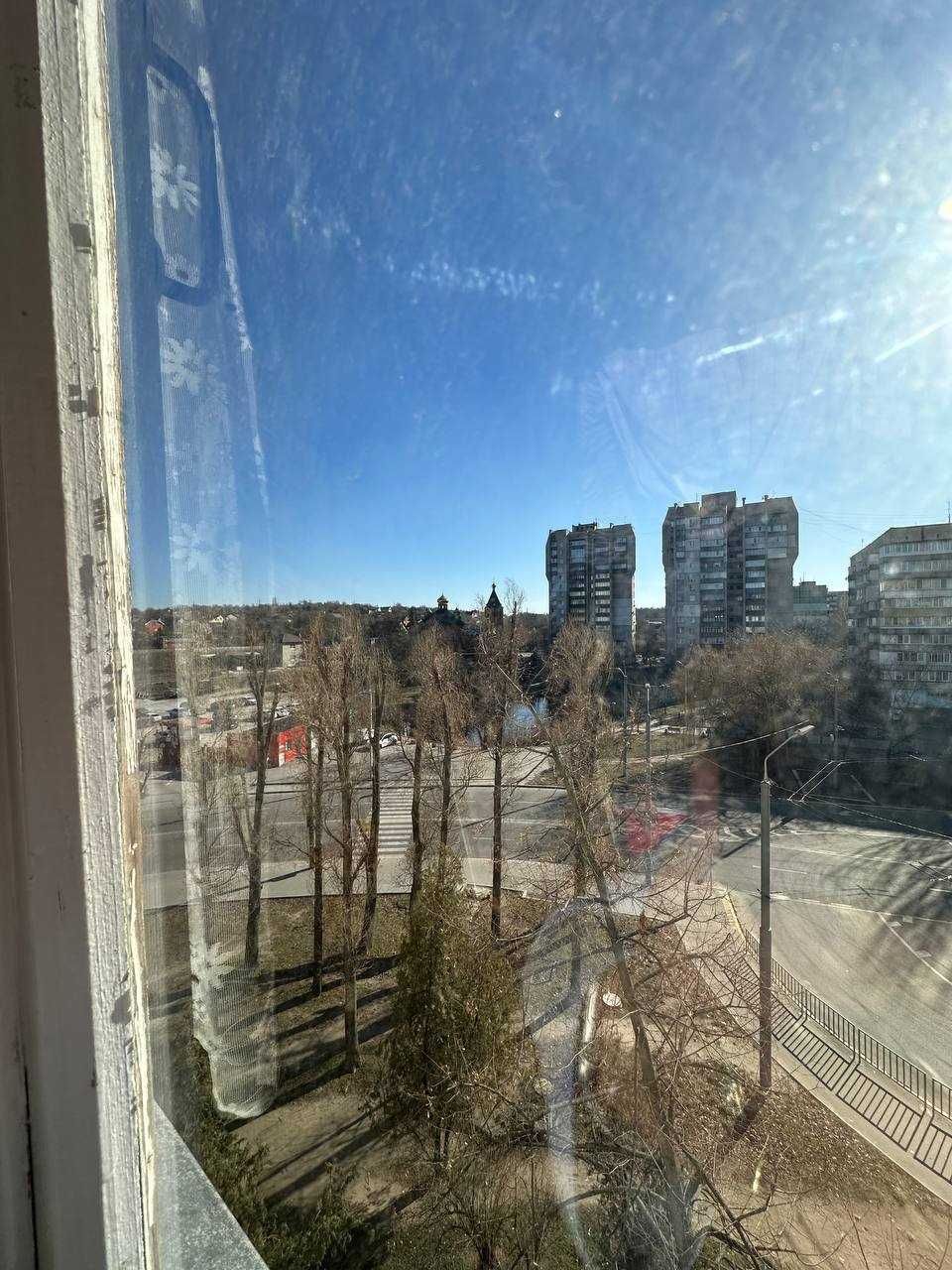 Продам 3-х кімнатну квартиру по пров. Добровольців.б.6