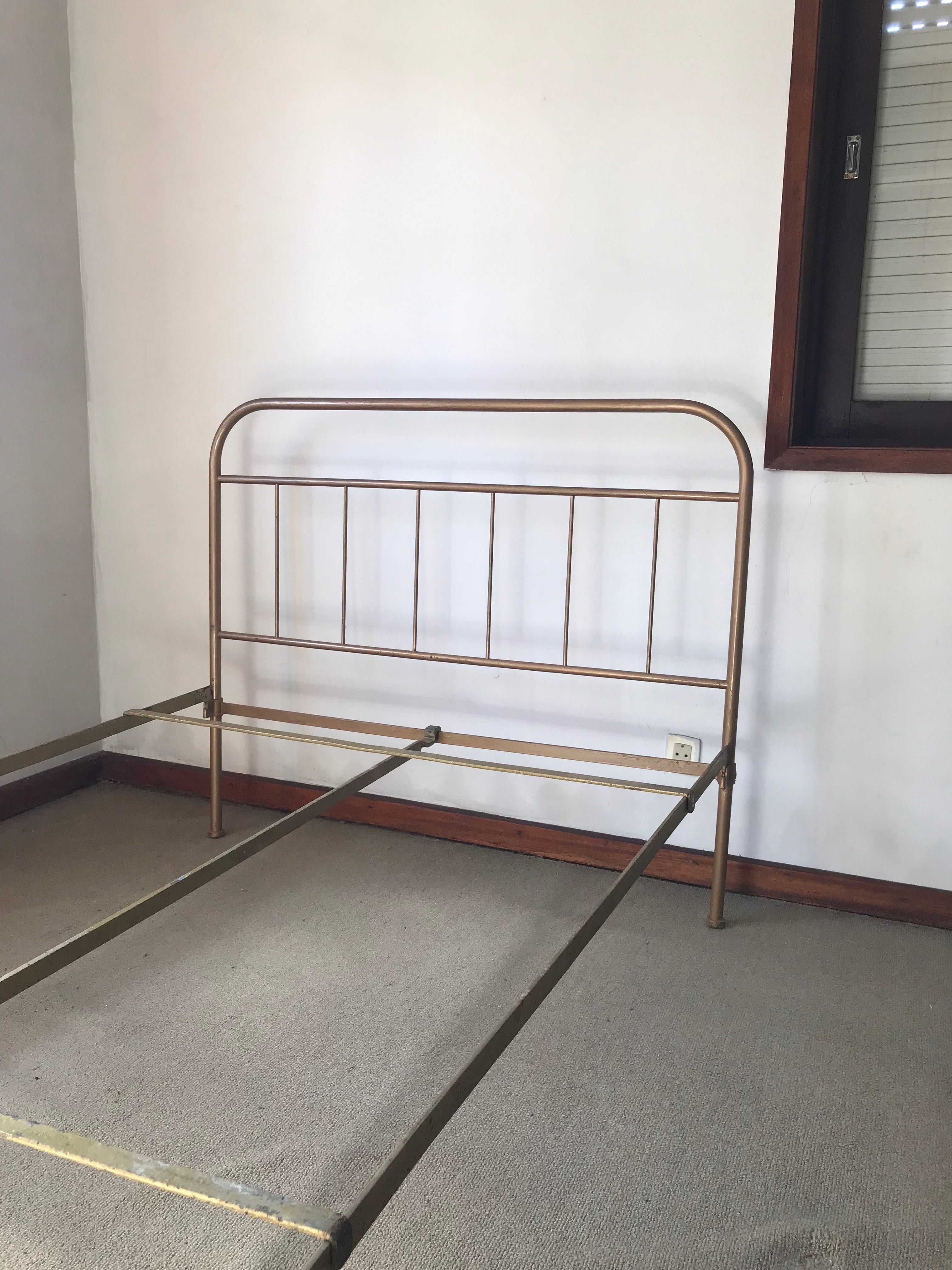 Cama dourada em metal