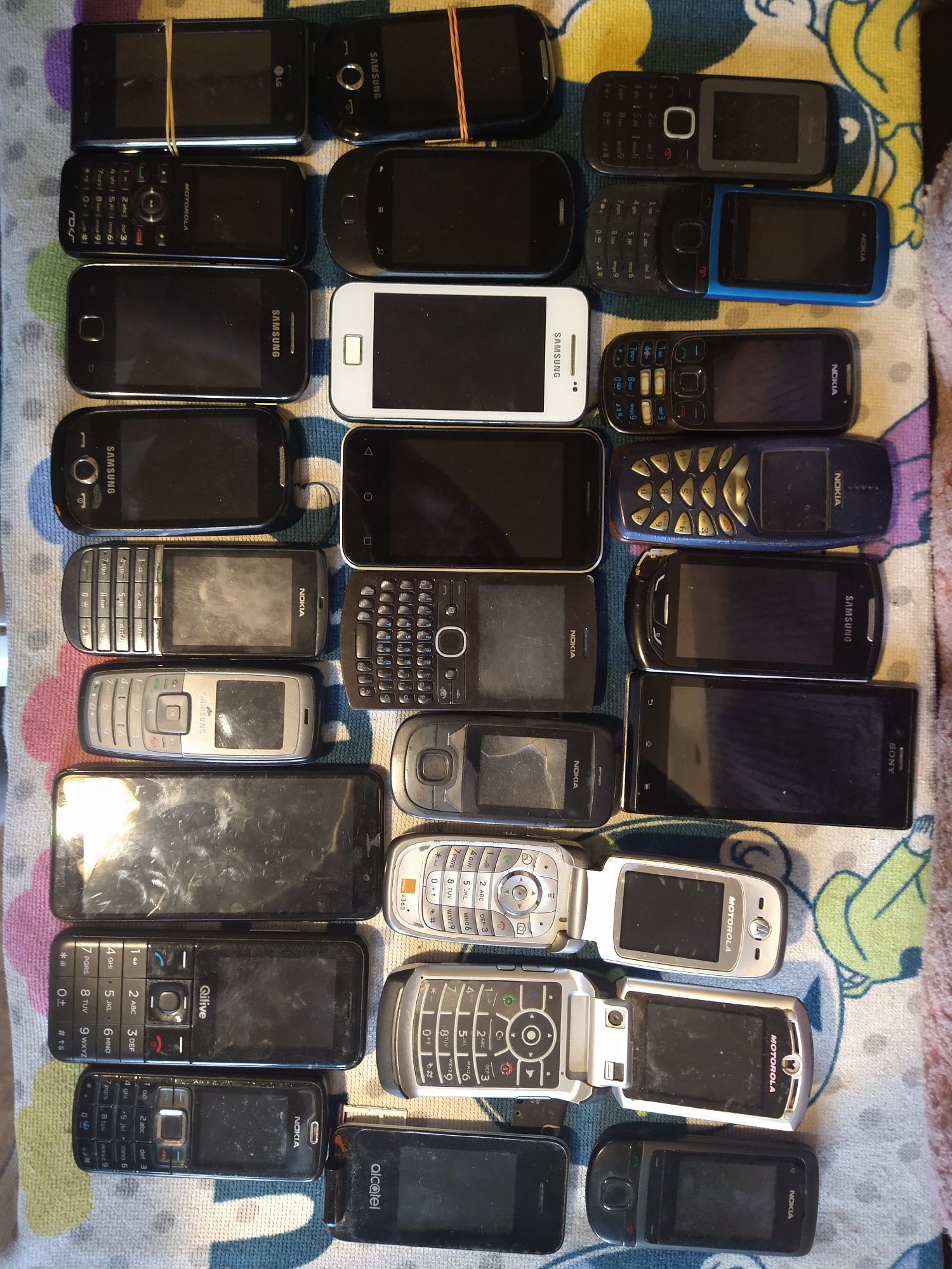 Telefony  komórkowe 52 szt i ładowarki