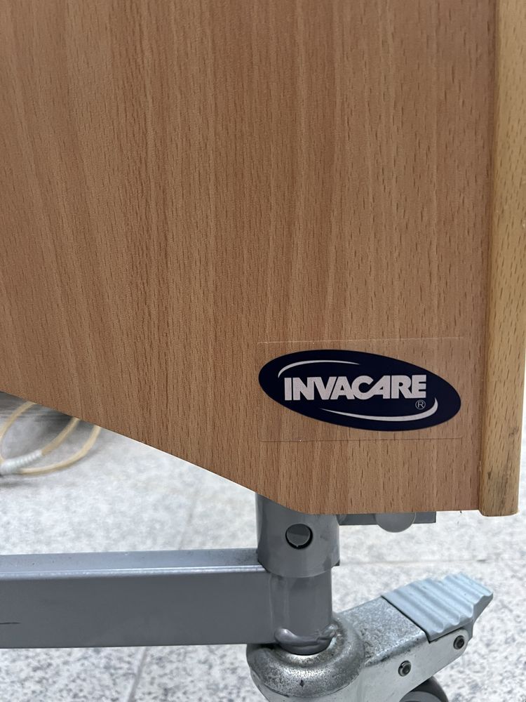 Cama articulada elétrica INVACARE, com colchão e comando