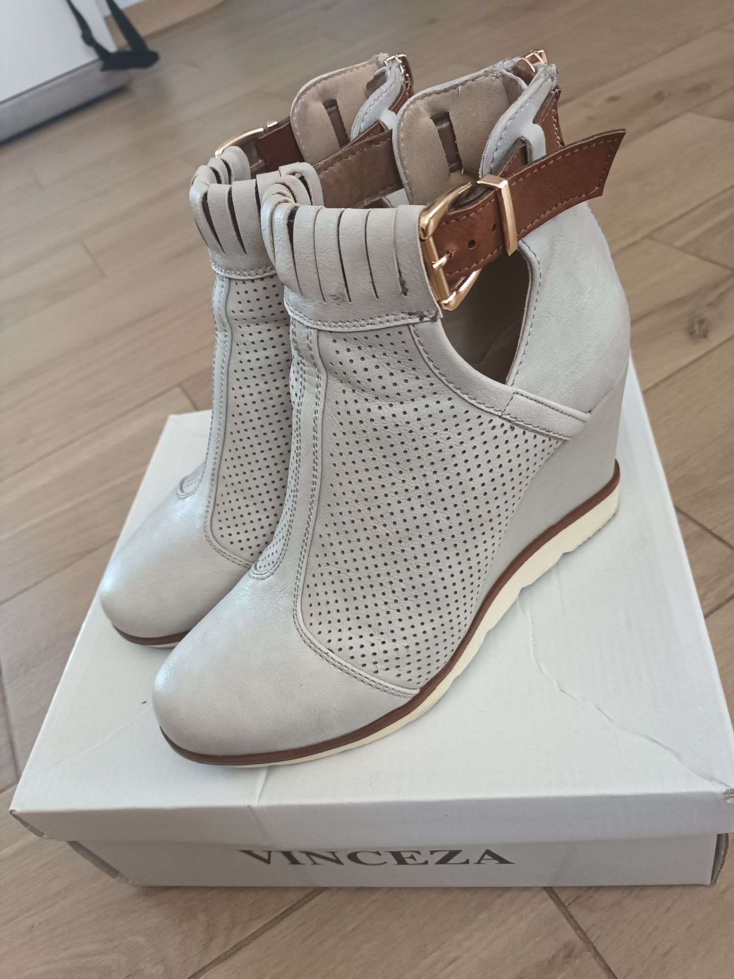 Buty na koturnie-36