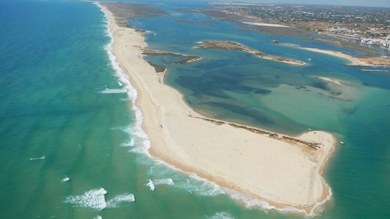 Quarto (suite RIA) vista mar e piscina em Fuzeta-Moncarapacho