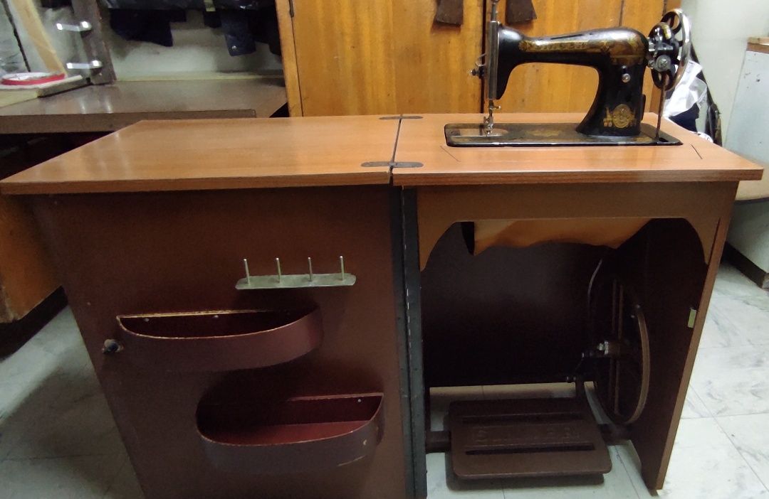 Máquina de costura Singer com móvel