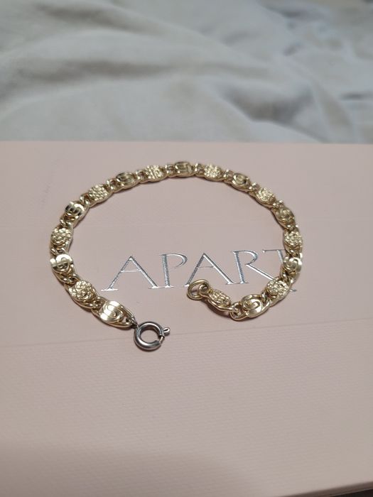 Mała i drobna bransoletka z grubymi złotymi oczkami