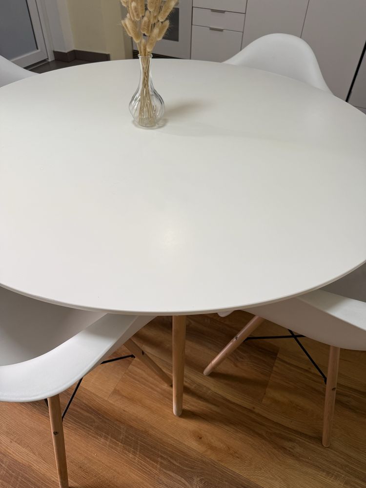 Conjunto Mesa Eiffel Redonda 1,20m + 4 Cadeiras Eiffel