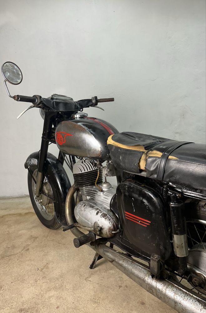 Moto Jawa CZ 175