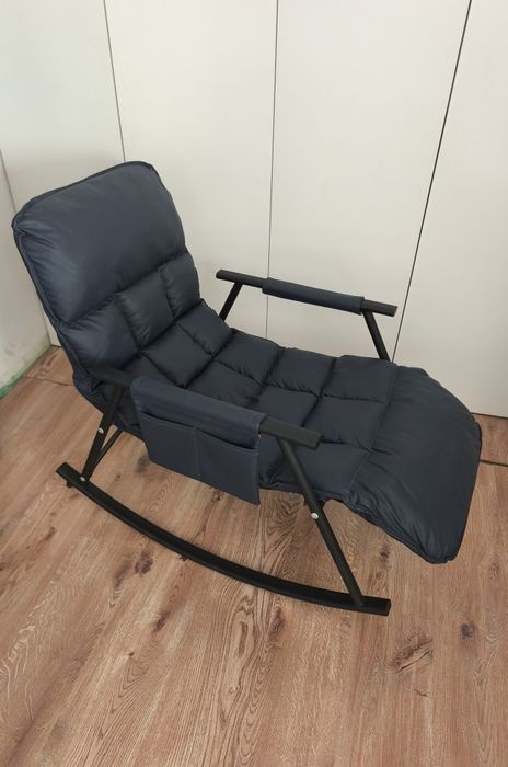 Fotel bujany z regulowanym oparciem i podnóżkiem