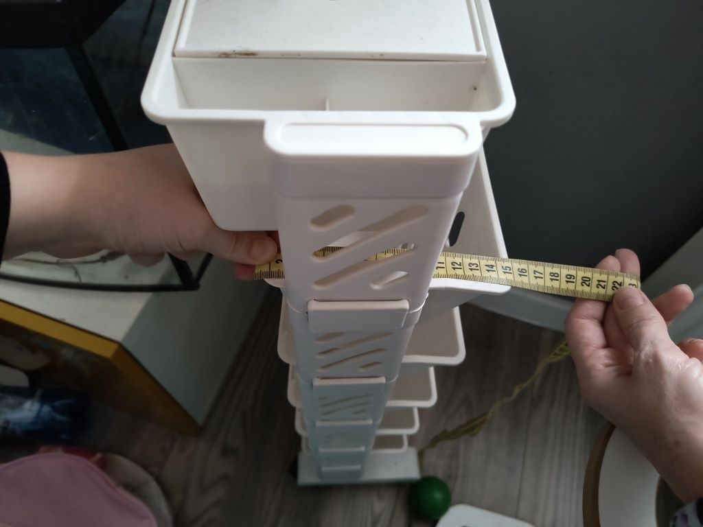Plastikowy ragł na książki,na kółkach