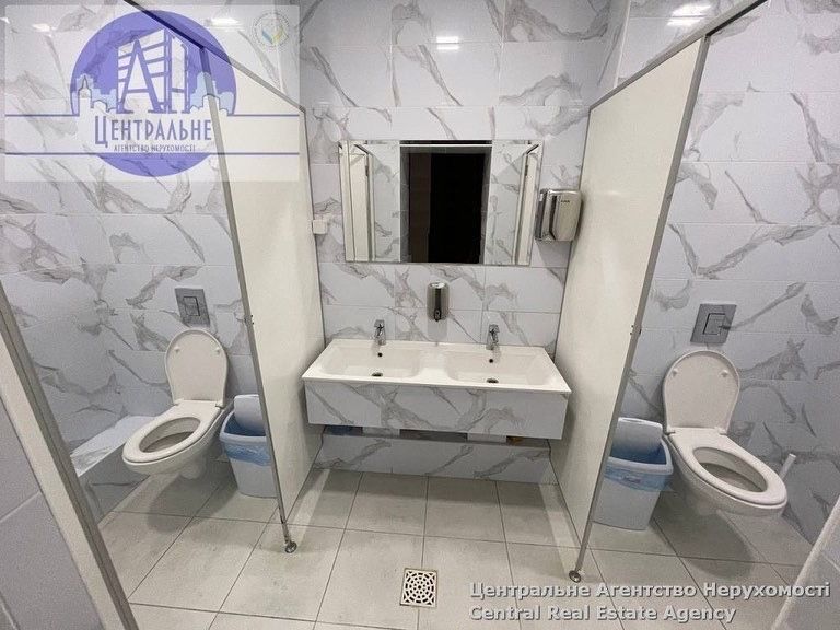 Офіс в центрі з меблями, кондиціонери. Опалення входить в ціну.