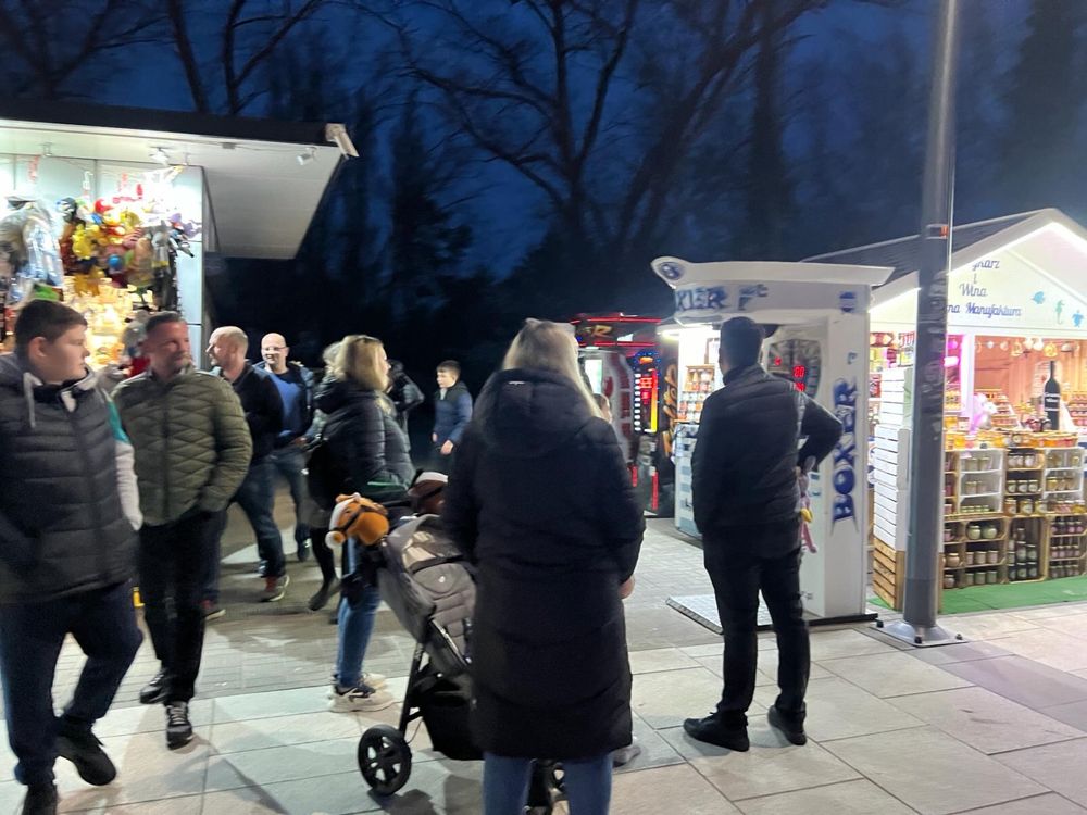 Zarobkowe miejsce pod biznes handel lody foodtruck promenada morze