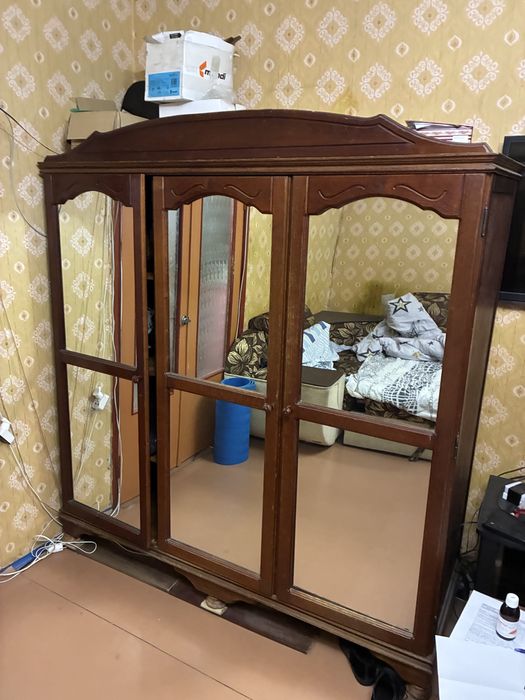 Шкаф мебельный с зеркалами