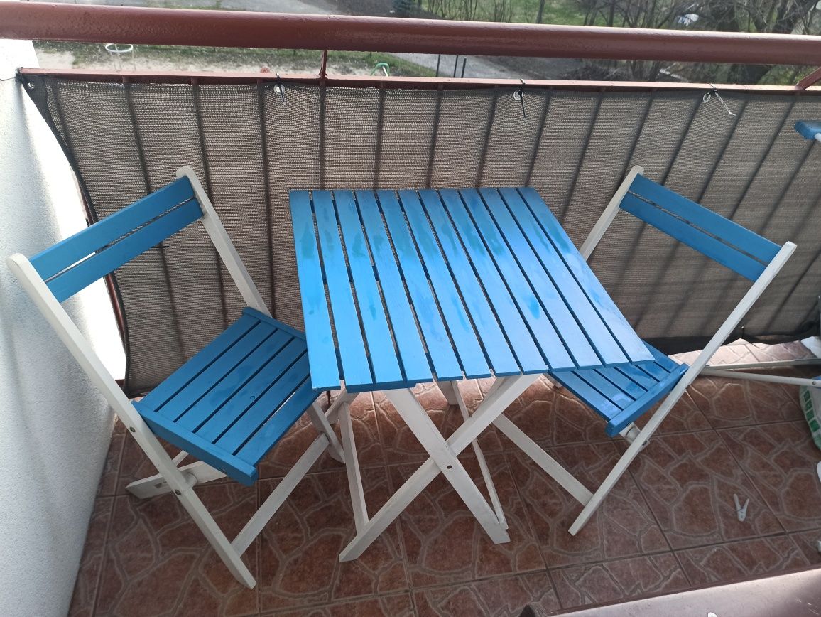 Zestaw stolik i krzesła idealne na balkon. Drewniane