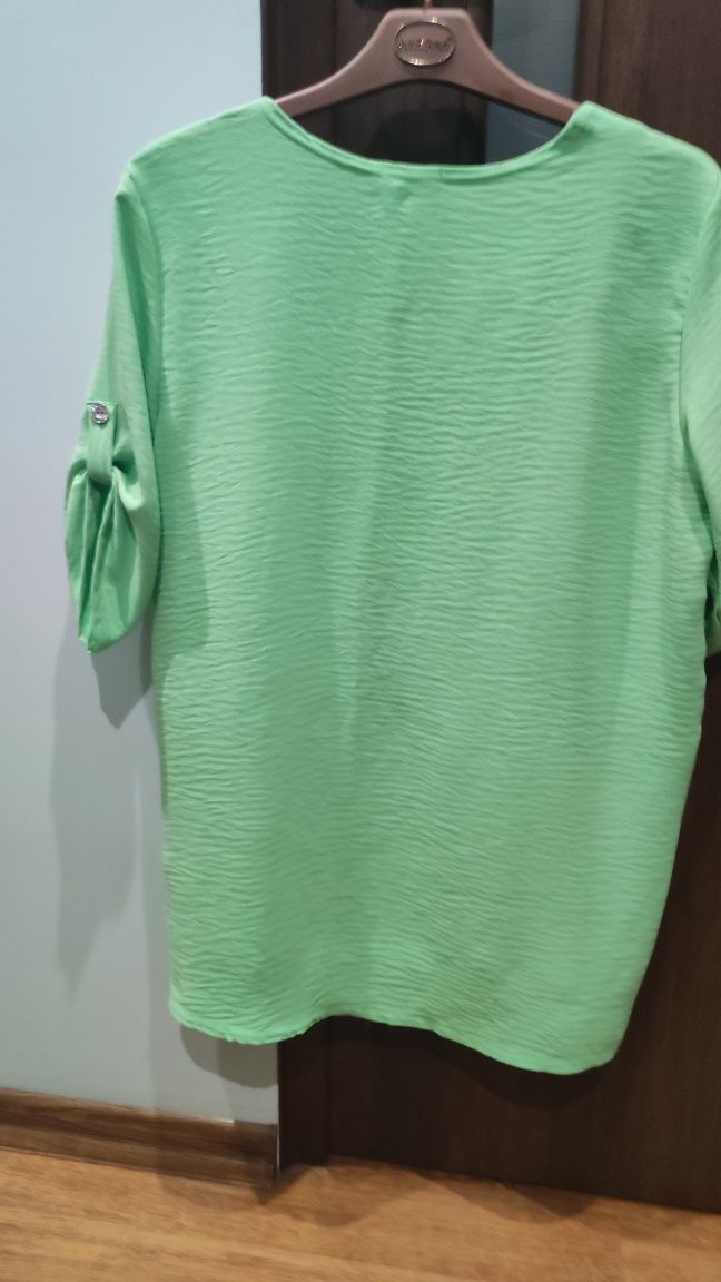 Zielona bluzka koszulowa w odcieniu mięty