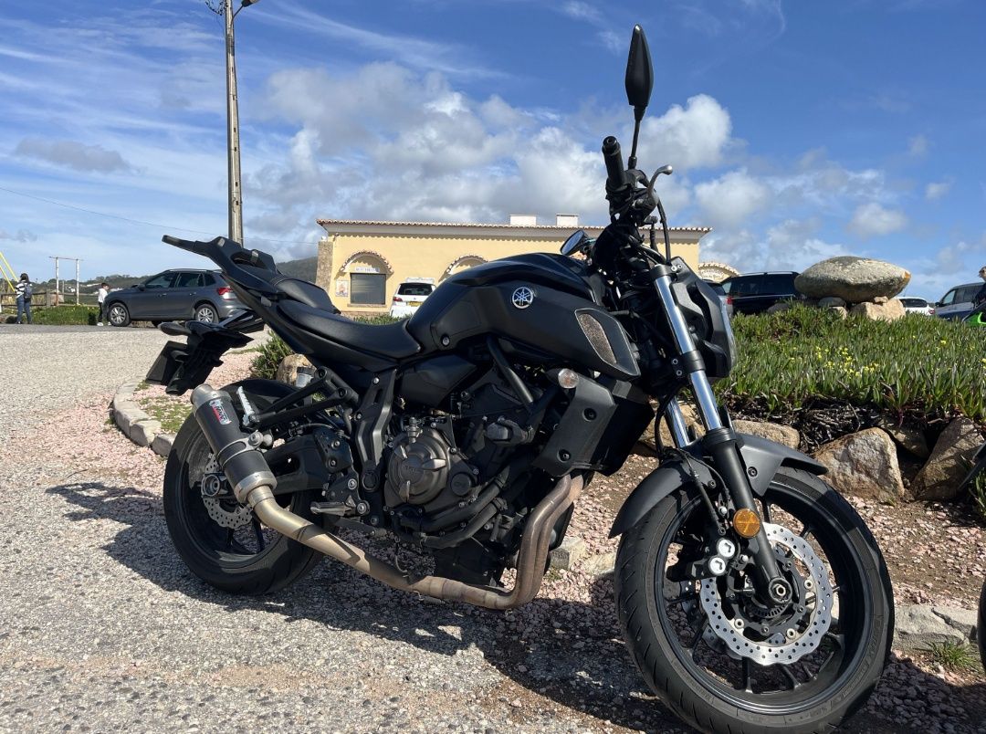 Vendo mota MT07 excelente estado