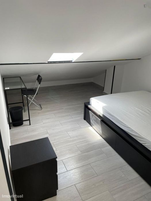 620594 - Quarto com cama de casal, com casa de...