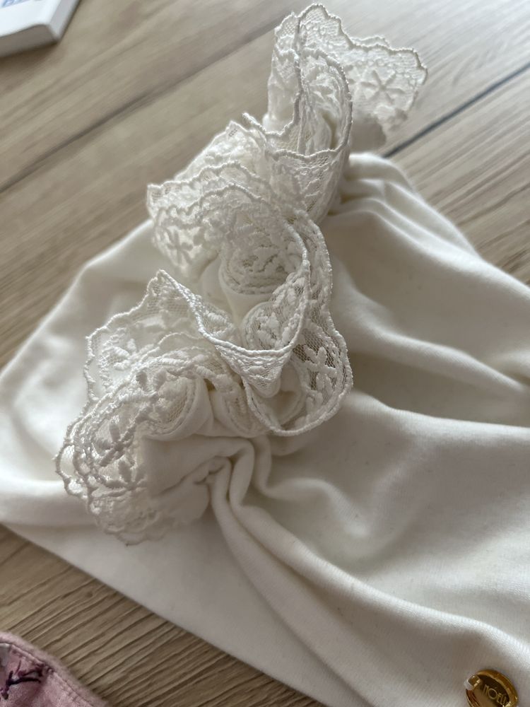 Czapka wiosenna cieńka turban ecrue kremowa niemowlęca chrzest Noeli