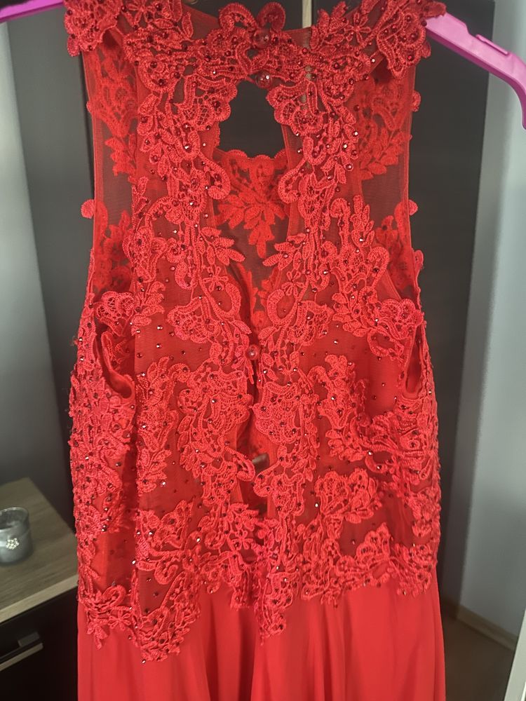 Piękna czerwona suknia , stan idealny .