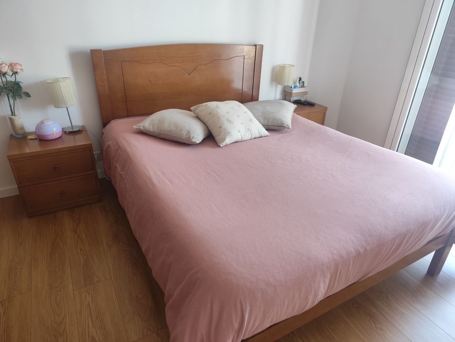 Cama+ Cómoda + 3mesinhas de cabeceira e espelho