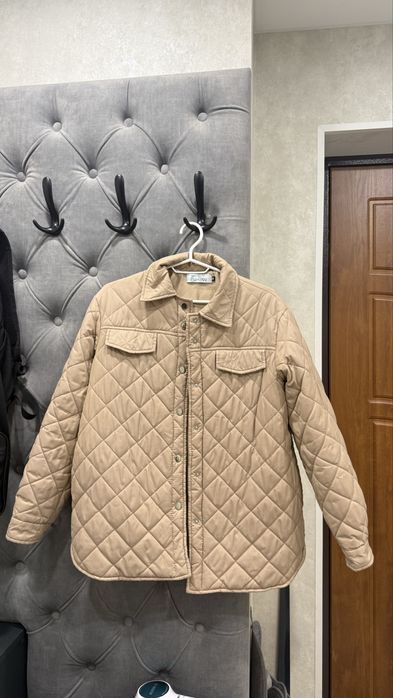 Стьогана куртка бежева