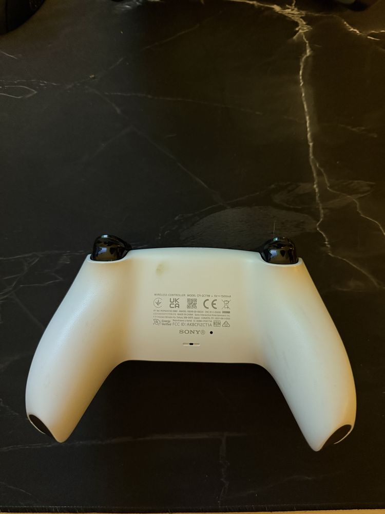 Vendo ps5 com 2 comandos e 3 jogos e ums conta psn com 2 jogos