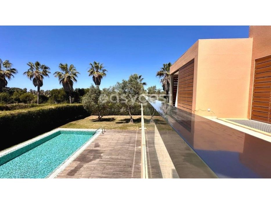 Moradia contemporânea T4 com piscina exclusiva e perto do mar.